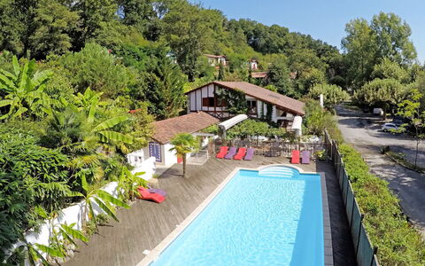 La Bastide Clairence 617: Wasser, Himmel, Pflanze, Gebäude, Eigentum, Wolke, Baum, Haus, Schwimmbad, Freizeit
