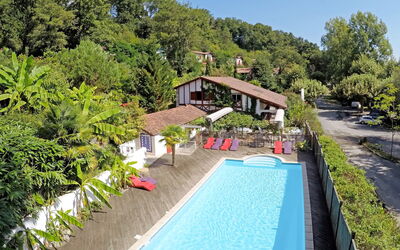 La Bastide Clairence 617: Wasser, Himmel, Pflanze, Gebäude, Eigentum, Wolke, Baum, Haus, Schwimmbad, Freizeit