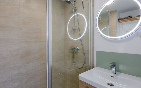 Cabourg 550: Badezimmer, Bad Sink, Armatur, Wand, Interior Design, Spiegel, Sinken, Flooring, Zapfhahn, Installation