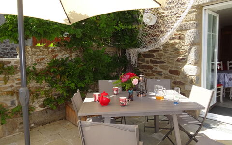 La Pailloussette: Tabelle, Möbel, Blume, Pflanze, Gebäude, Blumentopf, Stuhl, Tisch Im Freien, Schatten, Gartenmöbel