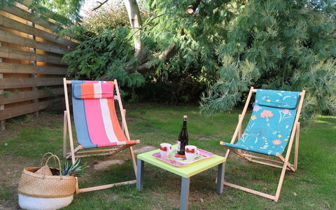 Le Chalet: Pflanze, Möbel, Grün, Gartenmöbel, Baum, Schatten, Gras, Tisch Im Freien, Freizeit, Erholung