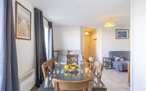 Cabourg 595: Tabelle, Eigentum, Möbel, Bilderrahmen, Azurblau, Stuhl, Holz, Interior Design, Fussboden, Gelb