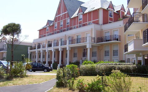 Cabourg 595: Pflanze, Gebäude, Himmel, Fenster, Auto, Rad, Urban Design, Baum, Eigentumswohnung