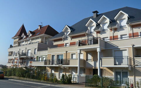 Cabourg 595: Himmel, Pflanze, Gebäude, Fenster, Eigentum, Haus, Urban Design, Nachbarschaft, Wohngebiet, Fassade