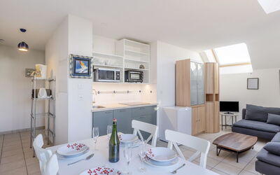 Les Marines 1 et 2 595.7: Tabelle, Eigentum, Möbel, Couch, Geschirr, Wohnzimmer, Interior Design, Stuhl, Holz, Haus