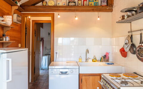 Marguerite: Cabinetry, Eigentum, Spüle, Countertop, Sinken, Küche, Holz, Gebäude, Interior Design, Herd