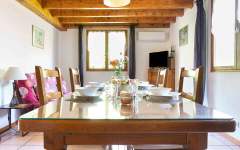Les Galets: Tabelle, Möbel, Eigentum, Fenster, Stuhl, Beleuchtung, Interior Design, Gebäude, Holz, Fussboden