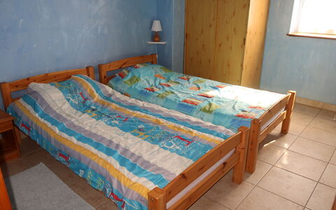 La Cardeline: Möbel, Gebäude, Komfort, Azurblau, Holz, Bettrahmen, Textil, Bett, Interior Design, Fussboden