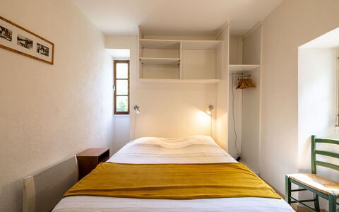 Le Moulin: Möbel, Gebäude, Komfort, Holz, Textil, Interior Design, Schatten, Fussboden, Bett