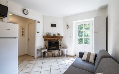 Le Moulin: Möbel, Couch, Holz, Interior Design, Stuhl, Gebäude, Fenster, Flooring, Zimmerpflanze, Tabelle