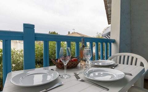 Soleil Camarguais: Tabelle, Geschirr, Möbel, Himmel, Eigentum, Dishware, Gebäude, Stuhl, Holz, Tischdecke