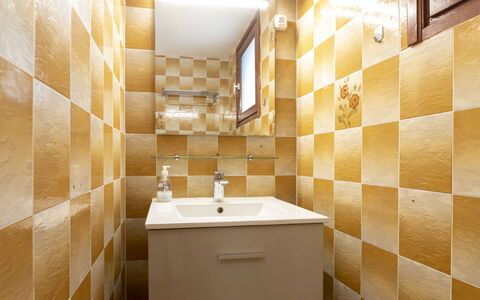 Soleil Camarguais: Braun, Eigentum, Sinken, Holz, Badezimmer, Interior Design, Fussboden, Flooring, Zapfhahn