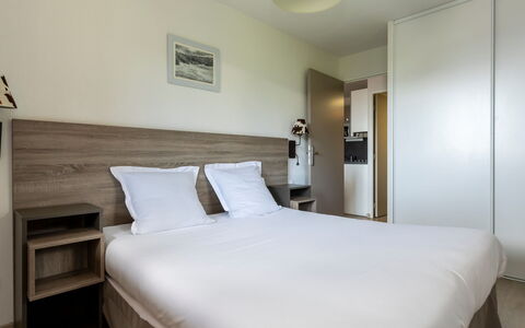 La Plagne 632: Wohnung, Bett, Schlafzimmer, Bettrahmen, Bedding, Bettdecke, Matratze, Design, Kissen, Hotel