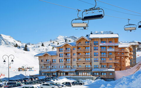 La Plagne 632: Himmel, Gebäude, Daytime, Schnee, Fahrzeug, Berg, Fenster, Steigung, Die Architektur, Haus