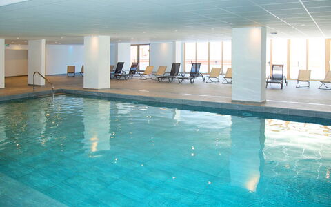 La Plagne 632: Wasser, Eigentum, Schwimmbad, Azurblau, Interior Design, Flooring, Fussboden, Freizeit, Aqua, Verbundwerkstoff