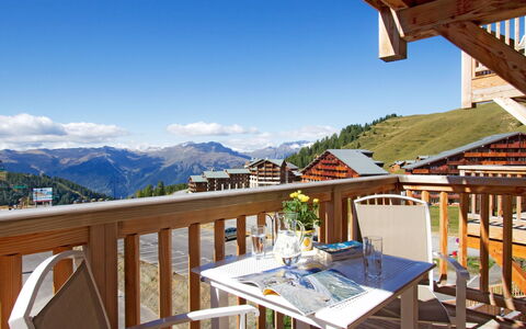 La Plagne 632: Himmel, Eigentum, Berg, Wolke, Azurblau, Holz, Tabelle, Gartenmöbel, Baum, Veranda