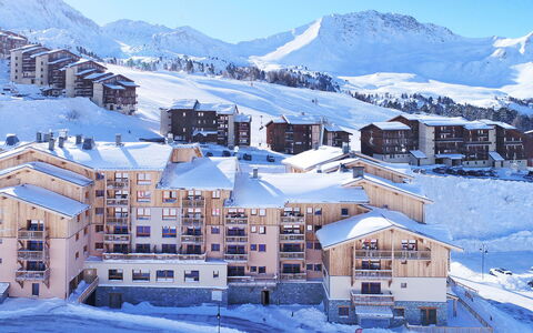 La Plagne 632: Bilderrahmen, Eigentum, Möbel, Tabelle, Couch, Komfort, Interior Design, Holz, Beleuchtung, Fussboden
