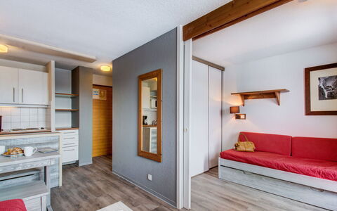 Tignes 655: Möbel, Gebäude, Cabinetry, Bilderrahmen, Holz, Komfort, Tür, Schublade, Orange, Wohnzimmer