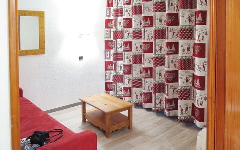 Méribel-Mottaret 734: Zimmer, Rot, Wand, Eigentum, Interior Design, Möbel, Hintergrund, Fussboden, Design, Haus