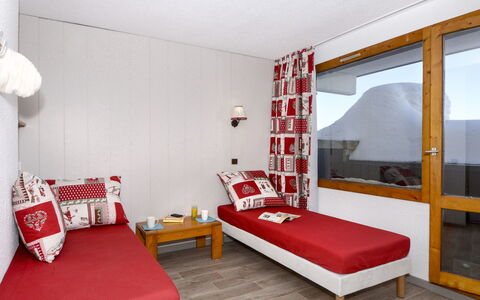 Méribel-Mottaret 734: Möbel, Zimmer, Schlafzimmer, Bett, Rot, Eigentum, Interior Design, Bettdecke, Gebäude, Bettrahmen