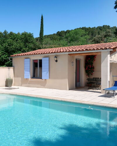 Sweet Home in Luberon: Wasser, Himmel, Eigentum, Schwimmbad, Pflanze, Gebäude, Azurblau, Baum, Schatten, Stuhl