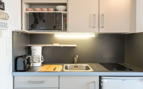 Villers sur Mer 40: Cabinetry, Spüle, Countertop, Eigentum, Möbel, Sinken, Weiss, Zapfhahn, Küchengerät, Herd