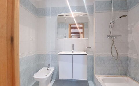 Mas du Combaud: Badezimmer, Flooring, Armatur, Fussboden, Interior Design, Zapfhahn, Badewanne, Fliese, Installation, Sinken