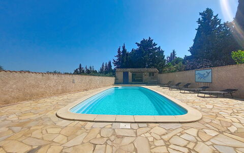 Mas du Combaud: Blau, Schwimmbad, Verbundwerkstoff, Flagstone, Resort, Schatten, Estate, Landscaping, Fliese