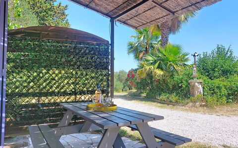 Mas du Combaud: Möbel, Tisch Im Freien, Gartenmöbel, Schatten, Outdoor Struktur, Garten, Stuhl, Hinterhof, Garten, Landscaping