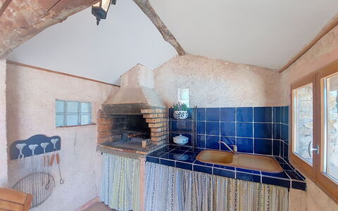 Mas du Combaud: Küche, Decke, Fliese, Stuhl, Countertop, Armatur, Design, Zapfhahn, Holzbeize, Küchengerät