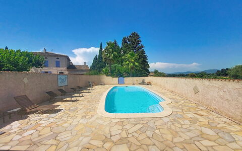 Mas du Combaud: Schwimmbad, Flagstone, Fliese, Resort, Hotel, Gartenmöbel, Water Feature