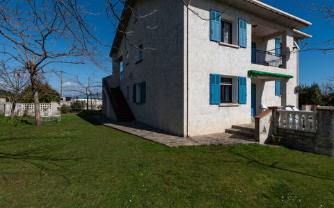 Casa Antoinette: Himmel, Daytime, Schatten, Holz, Baum, Gebäude, Sonnenlicht, Zaun, Gras, Pflanze