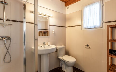 Sagone 602: Armatur, Badezimmer, Sinken, Lila, Bad Sink, Gebäude, Fenster, Interior Design, Zapfhahn, Fussboden