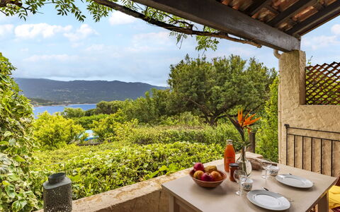 La Baraka: Möbel, Resort, Küche & Esszimmer Tisch, Eco Hotel, Stuhl, Schatten, Hütte, Garten, Bauernhaus, Tisch Im Freien