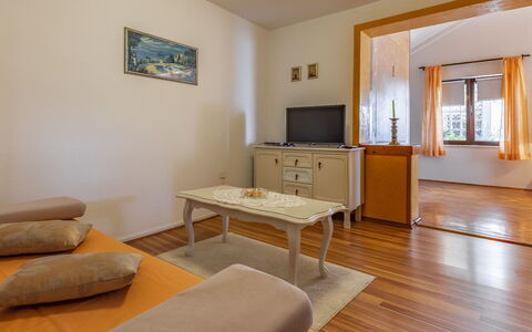 Vladimir: Tabelle, Eigentum, Möbel, Couch, Cabinetry, Holz, Interior Design, Wohnzimmer, Komfort, Fussboden