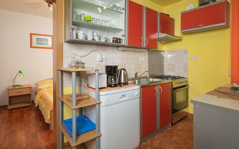 Ana: Cabinetry, Eigentum, Countertop, Küchengerät, Herd, Küche, Haushaltsgerät, Holz, Gebäude, Flooring