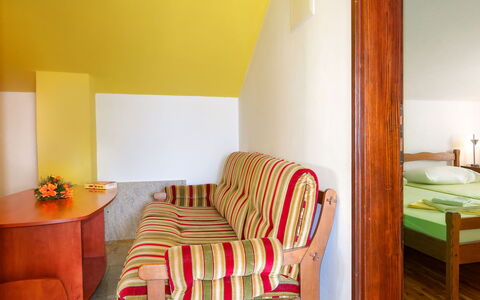 Blekic: Zimmer, Möbel, Bett, Eigentum, Schlafzimmer, Orange, Interior Design, Fussboden, Gelb, Wand