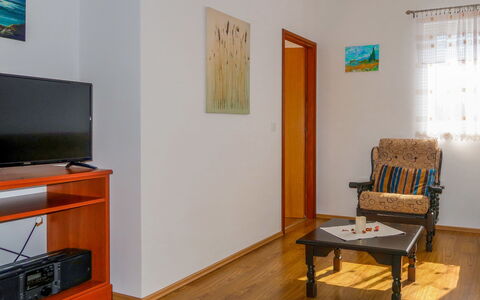 Andjelka: Gebäude, Holz, Bilderrahmen, Interior Design, Flooring, Fussboden, Wohnzimmer, Wand, Hartholz, Fernsehgerät