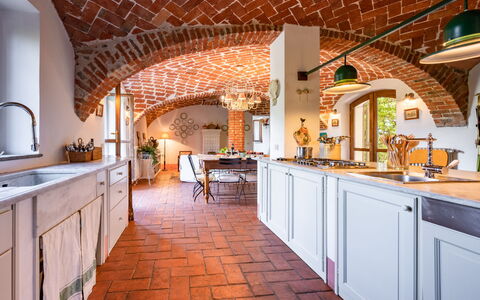 Bric del Vento: Countertop, Cabinetry, Eigentum, Holz, Küche, Interior Design, Beleuchtung, Orange, Gebäude, Die Architektur