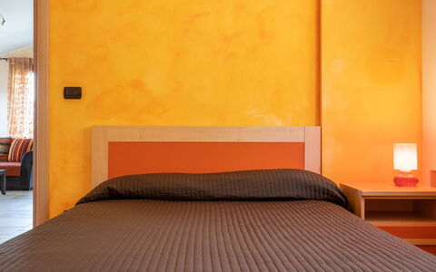 Villa Ginestra: Möbel, Bett, Schlafzimmer, Zimmer, Orange, Eigentum, Bettrahmen, Interior Design, Wand, Gelb