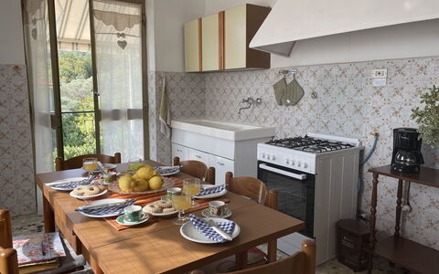 Casa Maria (Dol135): Tabelle, Möbel, Eigentum, Geschirr, Küche, Holz, Exhaust Hood, Countertop, Herd, Interior Design