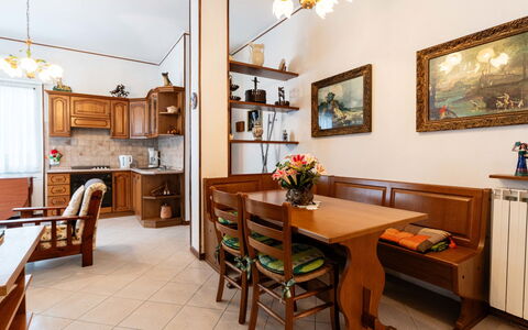 Gialla: Möbel, Interior Design, Holz, Flooring, Zimmer, Tabelle, Decke, Fussboden, Beleuchtung, Esszimmer