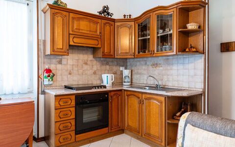 Gialla: Möbel, Cabinetry, Küche, Interior Design, Countertop, Holz, Flooring, Küchengerät, Major Appliance, Fussboden