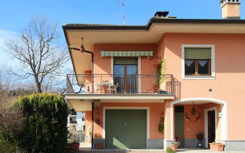 Casa dei Fiori: Pflanze, Himmel, Gebäude, Fenster, Tür, Haus, Die Architektur, Nachbarschaft, Wohngebiet