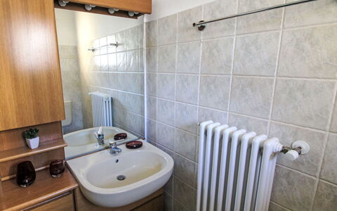 Roma: Bad Sink, Sinken, Armatur, Flooring, Zapfhahn, Fussboden, Interior Design, Badezimmer, Countertop, Installation