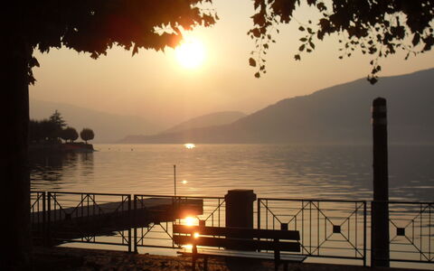 Montesole: Wasser, Himmel, Atmosphäre, Afterglow, Licht, Berg, Dämmerung, Sonnenuntergang, Baum, See