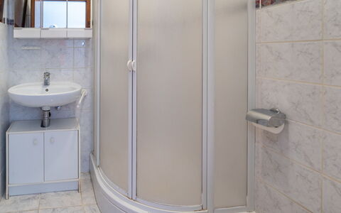 Montesole: Eigentum, Badezimmer, Zimmer, Fliese, Armatur, Wand, Duschtür, Tür, Die Architektur, Badewanne