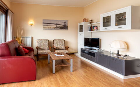 Montesole: Wohnzimmer, Möbel, Zimmer, Interior Design, Eigentum, Fussboden, Holzboden, Gebäude, Laminatboden, Hartholz