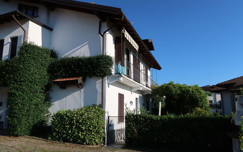 Allegra: Pflanze, Himmel, Gebäude, Fenster, Eigentum, Haus, Grundstueck, Hütte, Fassade