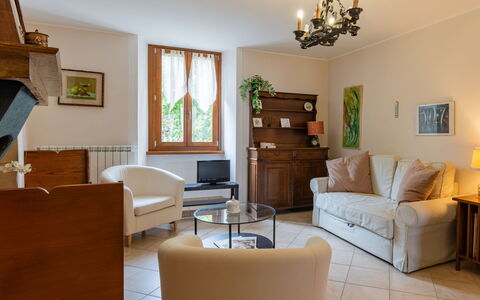 Della Nonna: Braun, Bilderrahmen, Möbel, Couch, Gebäude, Holz, Komfort, Beleuchtung, Tabelle, Interior Design